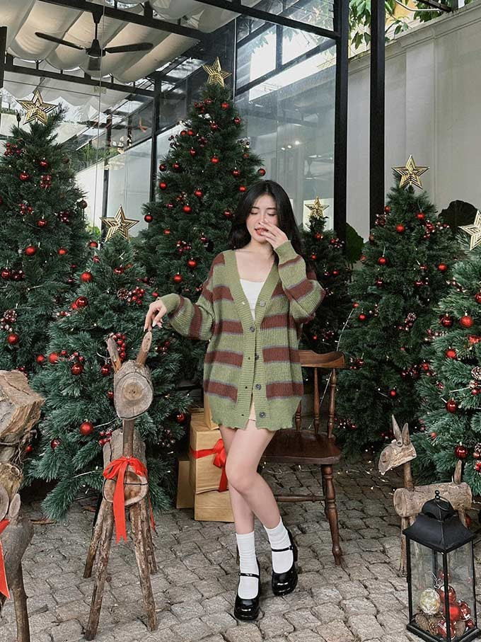 Trong dịp đặc biệt cô gái quê Hải Phòng mới công khai bức hình được bạn trai hôn lên má đầy ấm áp.