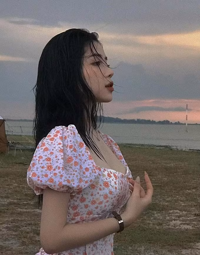 Hồng Nghi sở hữu một vòng 1 cực chuẩn.