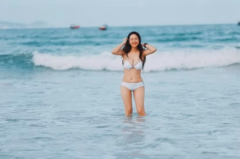 Người đẹp cũng không ngại diện trên mình bộ bikini khoe vòng eo thon đáng ghen tị khiến nhiều chị em phải trầm trồ.