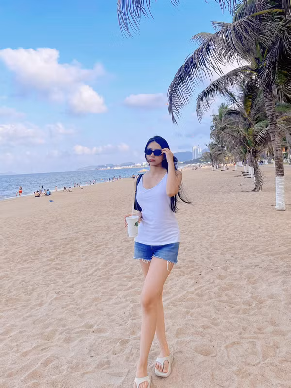 Mới đây, Khánh Vy khoe hình ảnh sau sinh khiến khán giả trầm trồ. Nhiều người nhận xét vợ Phan Mạnh Quỳnh về dáng nhanh chóng. Fan còn hỏi bí quyết giảm cân của cô.