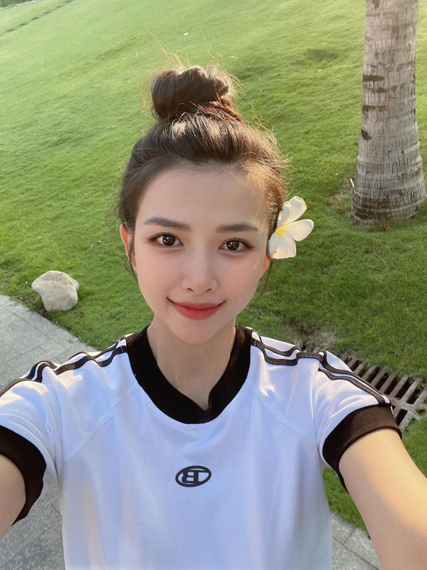 Ngoài ra, Khánh Vy còn hài hước cho biết lý do lấy lại được vóc dáng vì thức đêm chăm con trong suốt 4 tháng.