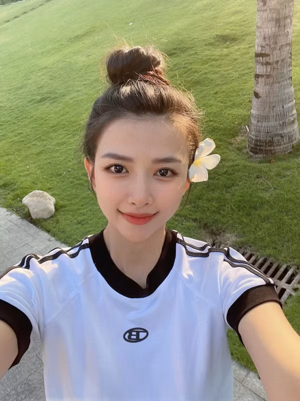 Ngoài ra, Khánh Vy còn hài hước cho biết lý do lấy lại được vóc dáng vì thức đêm chăm con trong suốt 4 tháng.