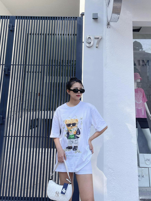 Không chỉ chăm con và kiêng tinh bột, vợ Phan Mạnh Quỳnh còn làm việc như bình thường. Vì kinh doanh tự do nên cô có nhiều thời gian chăm chút bản thân và chịu vận động nhiều hơn để giảm cân.