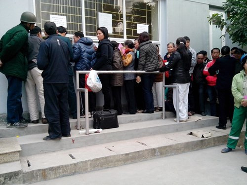 Từ trước đến nay chỉ nghe thấy người bệnh xếp hàng khám bệnh ...