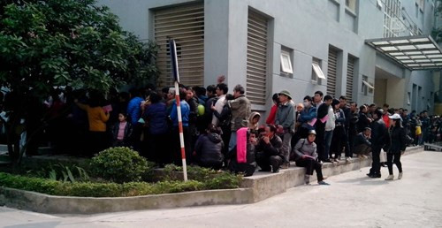 ... còn ở bệnh viện 354, người bệnh phải xếp hàng mua thuốc.