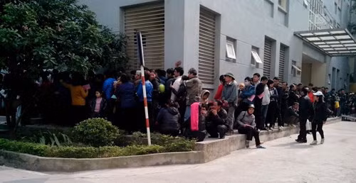 ... còn ở bệnh viện 354, người bệnh phải xếp hàng mua thuốc.