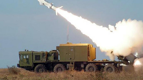 Bệ phóng tự hành mang đạn tên lửa Kh-35 của tổ hợp tên lửa phòng thủ bờ Bal.