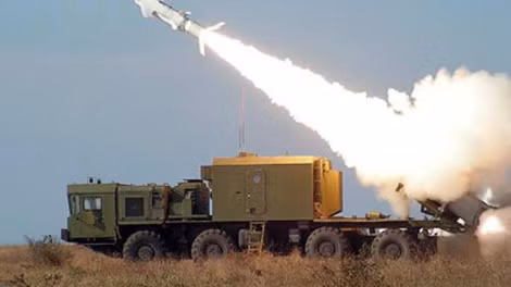 Bệ phóng tự hành mang đạn tên lửa Kh-35 của tổ hợp tên lửa phòng thủ bờ Bal.