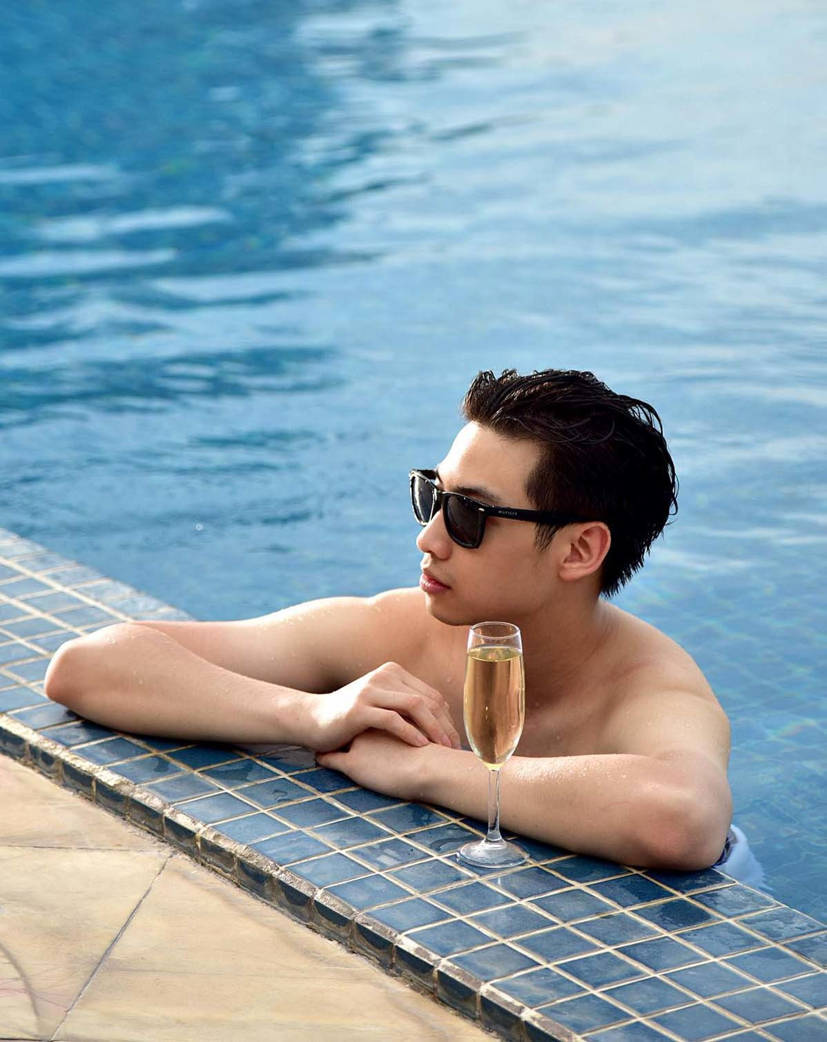 28 tuổi, Huỳnh Nhật Nam có vẻ điển trai như soái ca. Không những thế, anh còn thương yêu chiều chuộng các em.