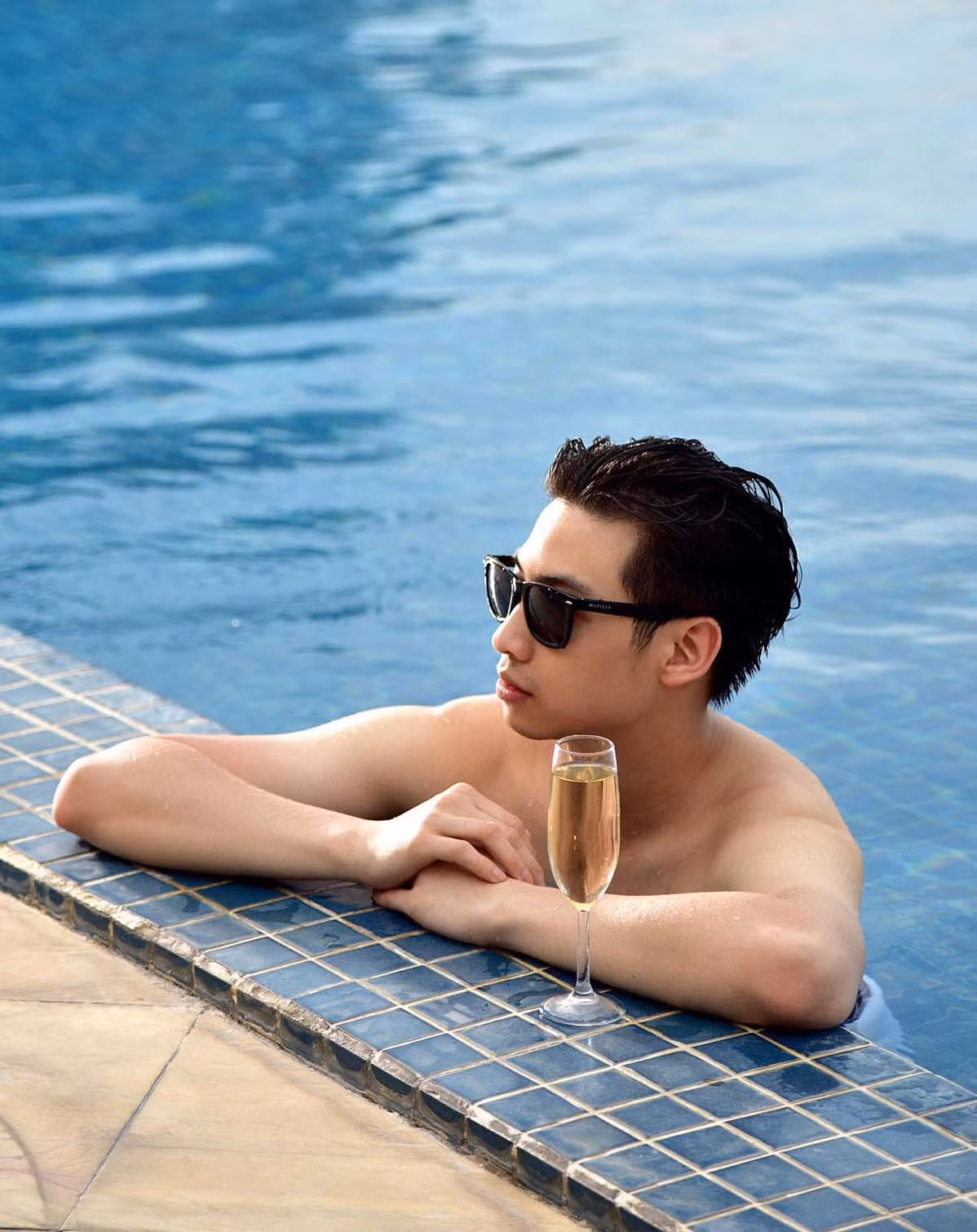 28 tuổi, Huỳnh Nhật Nam có vẻ điển trai như soái ca. Không những thế, anh còn thương yêu chiều chuộng các em.