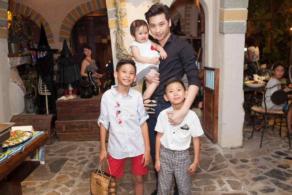 Doanh nhân Huỳnh Trung Nam có một cậu con trai riêng tên Huỳnh Nhật Minh (áo đen, sinh năm 1992). Sau khi kết hôn với Hoa hậu Hà Kiều Anh, gia đình anh đón thêm 3 thành viên: Vương Khang , Vương Khôi, Vivian.