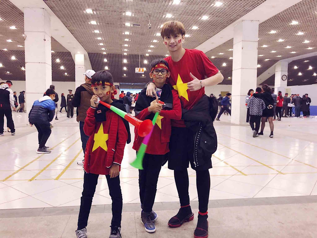 Huỳnh Nhật Minh rất yêu thương các em. Hà Kiều Anh từng chia sẻ, gia đình cô không phân biệt con chung con riêng, các con đều lớn lên và được yêu thương như nhau. Cô tự hào vì có 4 người con.