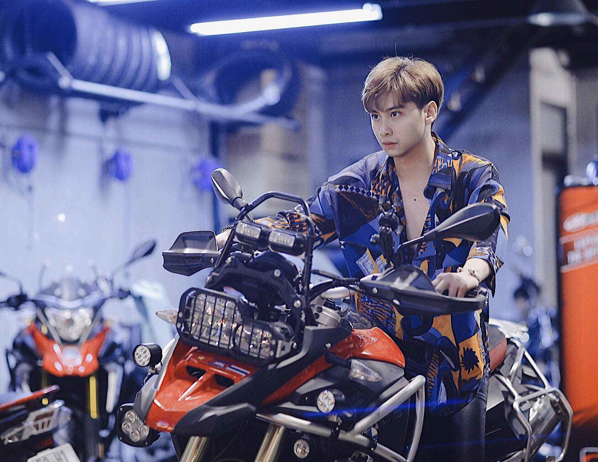 Với chiều cao vượt trội trên 1m80, Huỳnh Nhật Minh thừa hưởng nét điển trai, phong độ của bố.