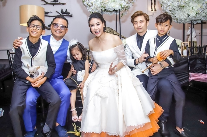 Bên cạnh 3 người con chung với Hoa hậu Hà Kiều Anh, ông xã cô còn có một người con riêng rất giỏi giang, điển trai và biết yêu thương gia đình.