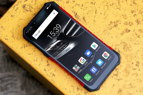 Ulefone Armor 6E được trang bị tấm nền màn hình IPS kích thước 6,2 inch, độ phân giải Full HD Plus (2.246x1.080 pixel), mật độ điểm ảnh 402 ppi. Màn hình này được chia theo tỷ lệ 19:9, bảo vệ bởi kính cường lực Corning Gorilla Glass 5, chiếm 91,8% diện tích mặt trước.