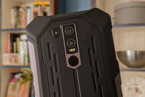 Armor 6E sở hữu 2 camera sau với cảm biến chính 16 MP, khẩu độ f/1.8 cho khả năng lấy nét theo pha và cảm biến phụ 2 MP. Bộ đôi này được trang bị đèn flash LED kép, quay video Full HD.