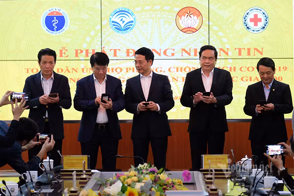 Nha mang dong loat nhan tin keu goi ung ho phong dich Covid-19-Hinh-2