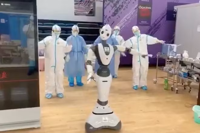 Robot phuc vu benh nhan A-Z tai benh vien da chien o Vu Han-Hinh-2