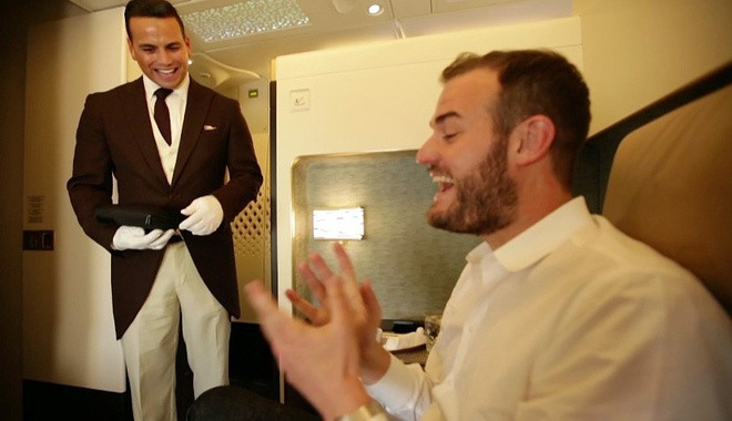 Hàng khách sử dụng khoang thương gia cũng có tiếp viên cá nhân và các thực đơn được thiết kế theo yêu cầu riêng. Ảnh: The Points Guy.