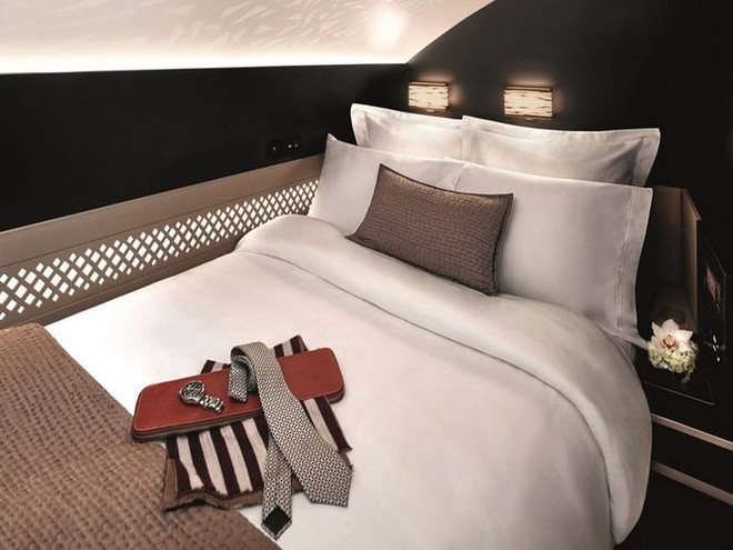 Phòng ngủ được trang bị giường đôi phủ chăn thủ công Italy và một hành lang trải thảm dẫn tới phòng tắm cá nhân. Ảnh: Business Insider.