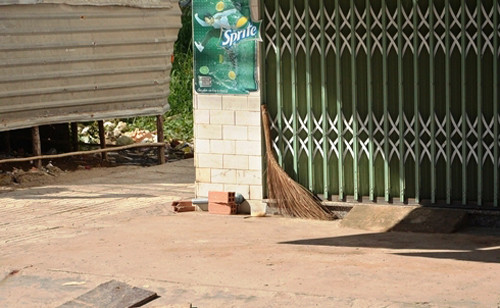 Cửa nhà nạn nhân trên đường Huỳnh Tấn Phát, nơi sát thủ bịt mặt lao vào gây án. Ảnh Minh Tiến.