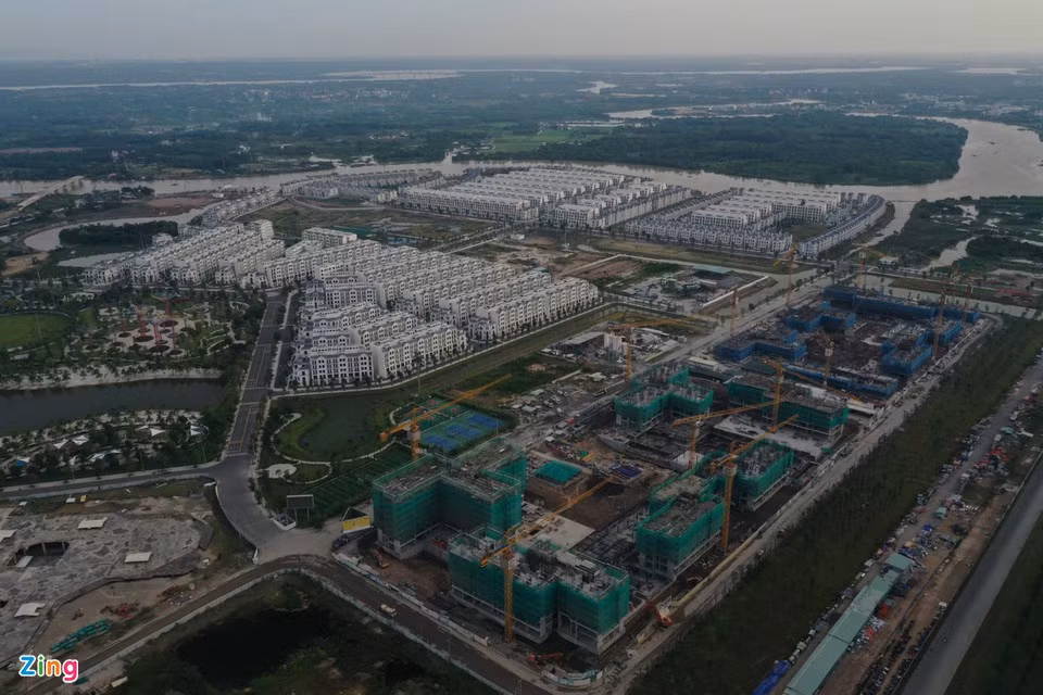 Phân khu Manhattan và Manhattan Glory đã được bàn giao từ tháng 5 vừa qua với tỷ lệ 30-40%. Hiện tại giỏ hàng các căn nhà phố đã bán hết và chỉ còn 5 căn biệt thự trên tổng số lượng 1.600 căn nhà phố, biệt thự tại đây.