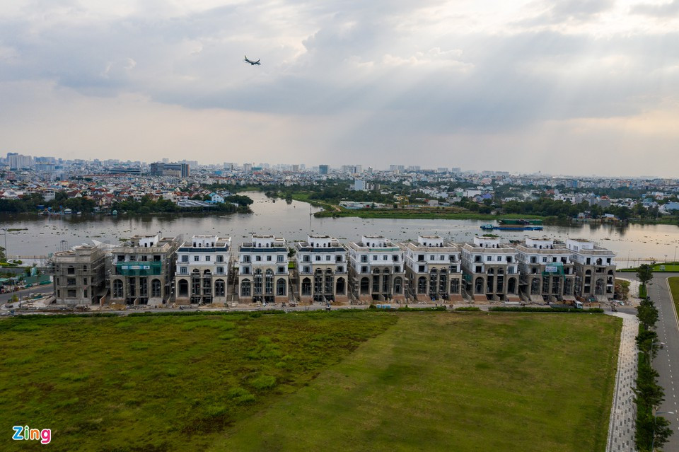 Dịch bệnh bùng phát khiến các công trình xây dựng tại TP.HCM bị trễ tiến độ ít nhất khoảng một quý hoặc lâu hơn do có độ trễ trong việc khôi phục lại công trường, tùy tình hình và năng lực của từng doanh nghiệp