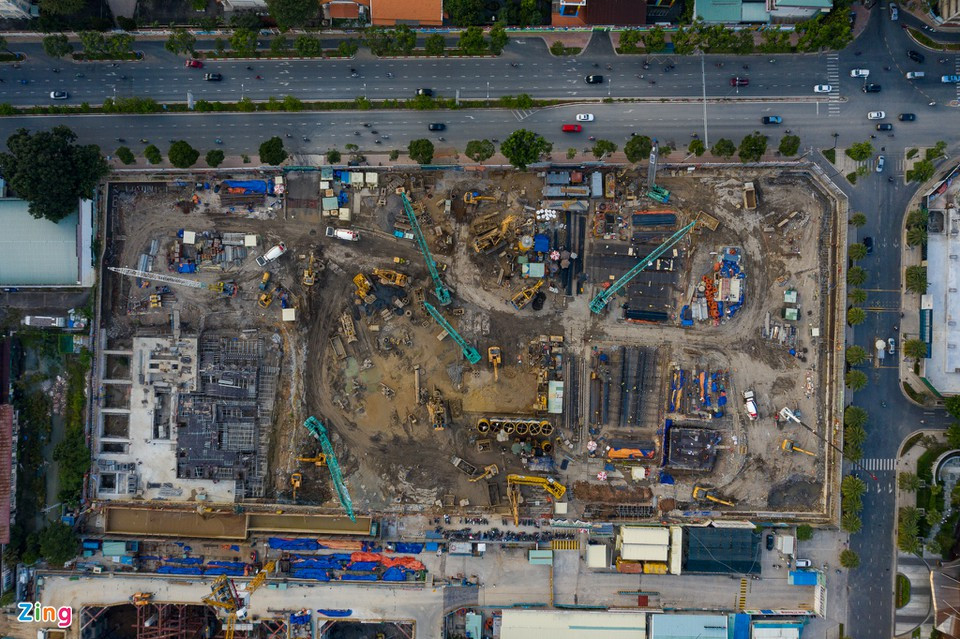 Dự án đang thi công phần hầm với công suất liên tục cả ngày và đêm. Các nhà thầu cho biết toàn bộ công nhân viên đã được tiêm vaccine phòng ngừa và tuân thủ nghiêm quy tắc 5K ở nơi làm việc, xét nghiệm định kỳ, từ đó tạo đà tăng tốc để đảm bảo tiến độ xây dựng. 