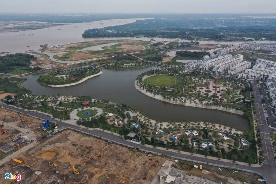 Đại dự án khu đô thị Vinhomes Grand Park tại TP.HCM của chủ đầu tư Vingroup cũng đã hoạt động trở lại. Trong năm 2021, dự án đã đón những cư dân đầu tiên và bàn giao một số phân khu của dòng sản phẩm thấp tầng.