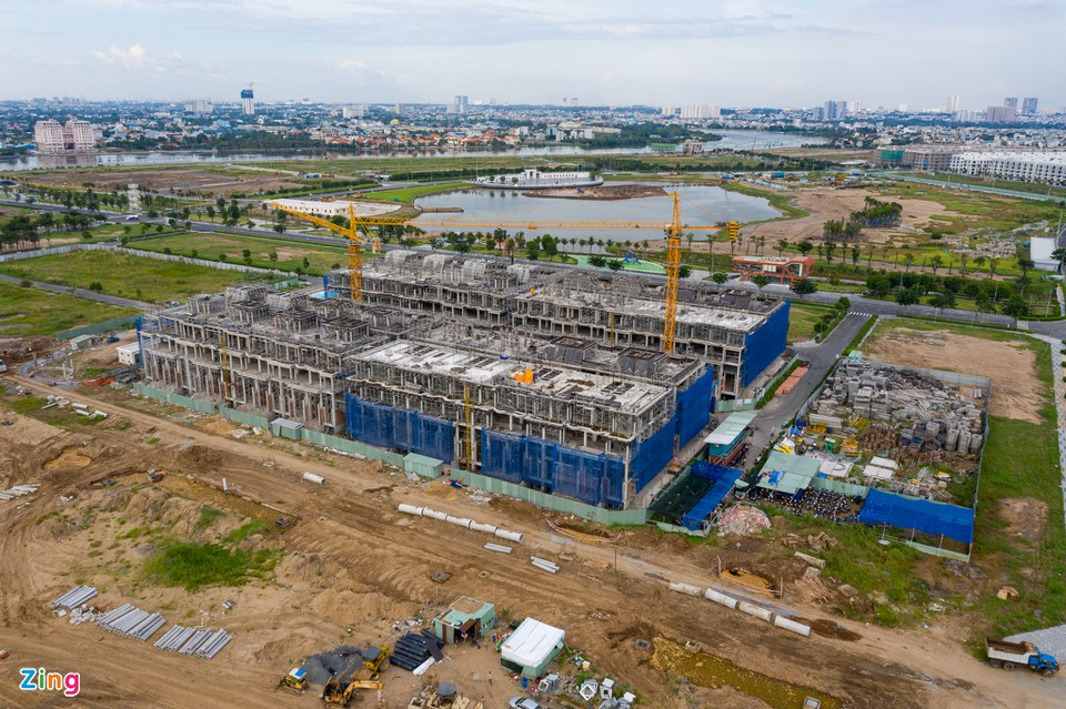 Một dự án đáng chú ý khác trên thị trường hiện nay là khu đô thị Vạn Phúc City rộng 198 ha do Tập đoàn Đại Phúc làm chủ đầu tư. Khu phức hợp nằm trên mặt tiền Quốc lộ 13, phường Hiệp Bình Phước, quận Thủ Đức. Bắt đầu bàn giao từ cuối 2018, giai đoạn đầu tiên của dự án thu hút được một số lượng lớn người dân về sinh sống.