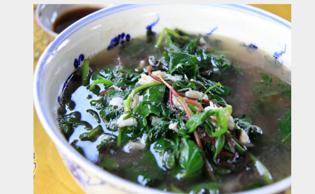 Tương tự rau sam, bèo tây trước kia cũng được dùng làm thức ăn cho lợn thì nay được người dân coi là rau sạch đặc sản.