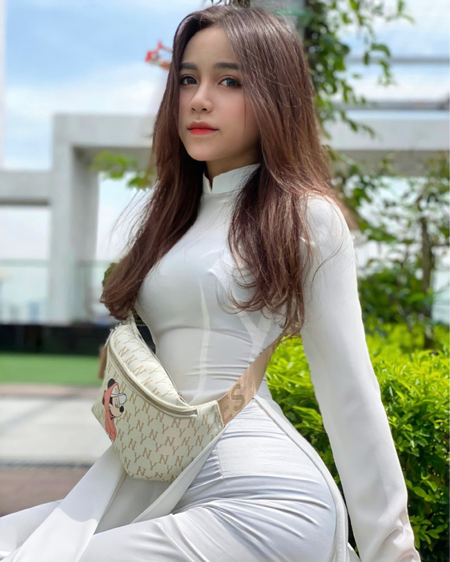  Hot girl Trân Châu (tên thật là Hoàng Châu Anh, Hà Nội) là gương mặt khá nổi trên mạng xã hội. Cô từng được biết đến với bức ảnh diện áo dài nữ sinh xinh đẹp.