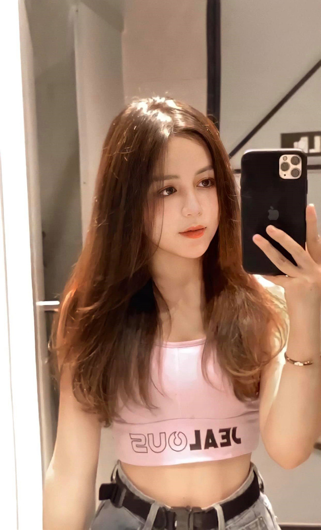 Cô nàng có pha "lột xác" phong cách ngoạn mục, trưởng thành và táo bạo hơn.