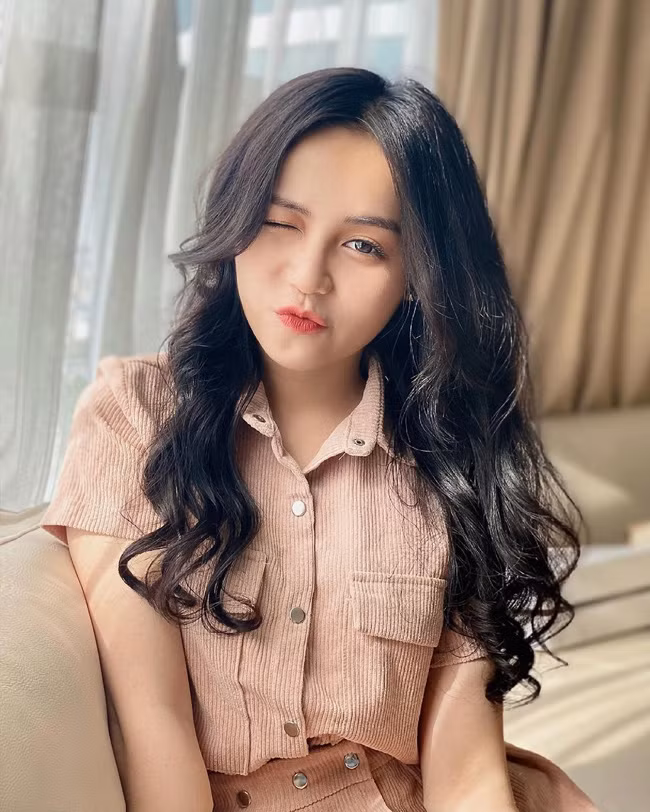 Sở thích đặc biệt của cô nàng là nghe nhạc, tâm sự với người thân, bạn bè.