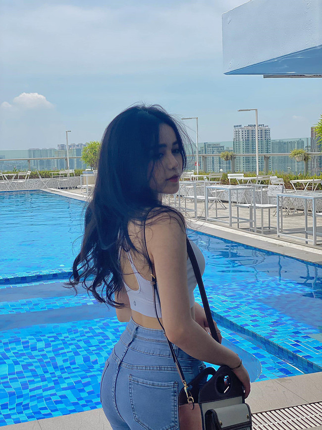 "Mình đến với lĩnh vực này cũng là một cái duyên, bắt đầu từ việc có lượt theo dõi và tương tác khá lớn trên mạng xã hội. Mình quen được nhiều người, có thêm nhiều mối quan hệ. Mình nhận ra, nhiều thứ trong cuộc sống cần đến truyền thông - marketing nên quyết định học thêm về lĩnh vực này", Trân Châu cho hay.