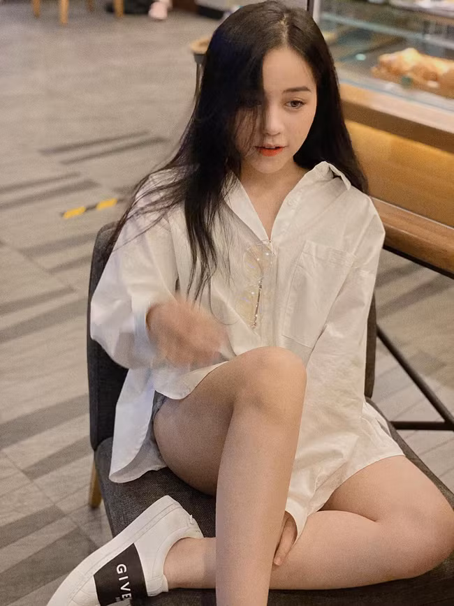 Tuy vậy, vóc dáng cân đối, ba vòng chuẩn (82-60-92cm) vẫn giúp cô nàng chinh phục được những bộ đồ tôn dáng.