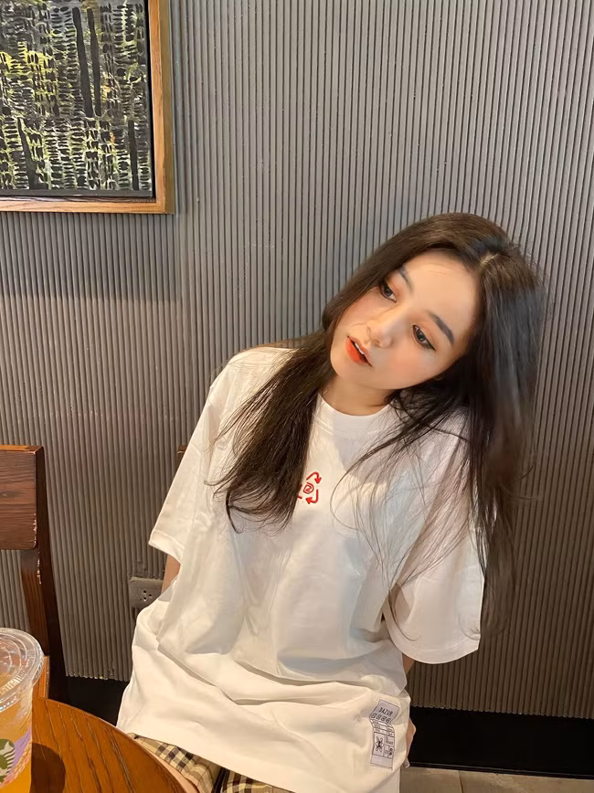 "Việc có thể tâm sự, chia sẻ những câu chuyện hàng ngày với người thân thiết khiến mình cảm thấy hạnh phúc hơn", Trân Châu chia sẻ.