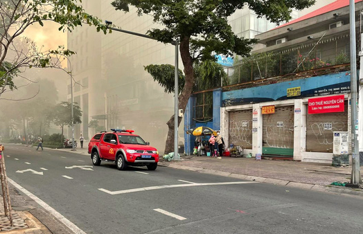 NONG: Dang chay lon quan bar o quan 3 TP.HCM