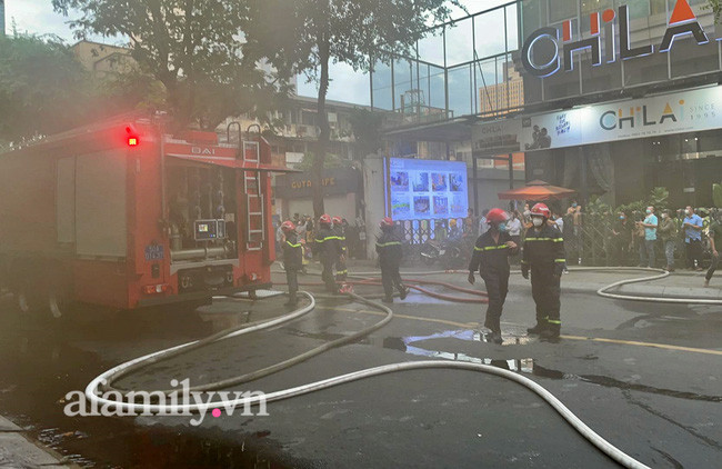 NONG: Dang chay lon quan bar o quan 3 TP.HCM-Hinh-4