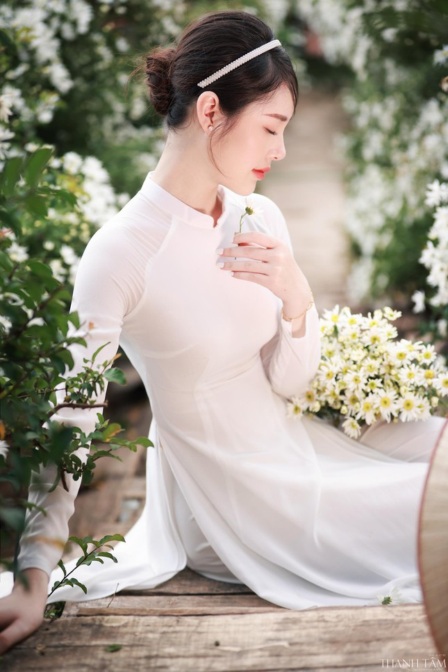 Việc ‘chơi’ cùng bảng mắt, phấn nền khiến Giang được thoả sức sáng tạo, tăng độ tập trung. Càng làm, cô càng cảm thấy say và muốn gắn bó với công việc này. Mỗi ngày, Giang đều dành thời gian nghiên cứu các layout và thực hành make-up lên gương mặt mình.