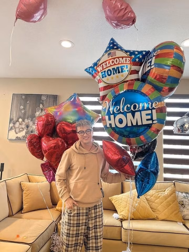 Phòng khách có tông màu trầm chủ đạo.Nội thất được kết hợp hài hòa tạo nên vẻ sang trọng, tinh tế của không gian ở. Phòng khách được đặt 1 sofa đôi rộng lớn.