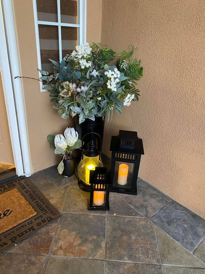 Khu vực ra vào còn đặt nến, đèn và hoa lãng mạn.