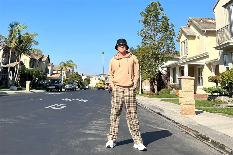  Biệt thự Đàm Vĩnh Hưng nằm trên một tuyến đường rộng rãi. Nam ca sĩ thoải mái đi dạo quanh khu vực nơi mình sống.