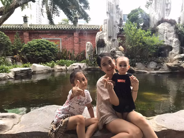 Vo doi thuc tre dep kin tieng cua chang Dai uy Tung trong “Mat na guong”-Hinh-5