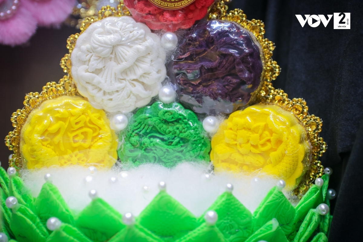 Khác với oản truyền thống, oản nghệ thuật phong phú về hình dạng, màu sắc được tạo ra từ các loại quả thiên nhiên, hoàn toàn không sử dụng phẩm màu.