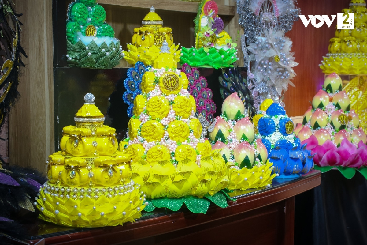 Có nhiều loại oản: oản thỏi vàng, oản cánh sen, oản trái đào, oản túi vàng.