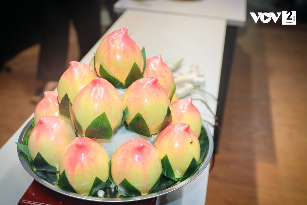 Oản trái đào được thợ thủ công tạo tỉ mỉ, đặc biệt là khâu vẽ màu rất cầu kỳ để tạo ra hình dáng và màu sắc y như trái đào thật.