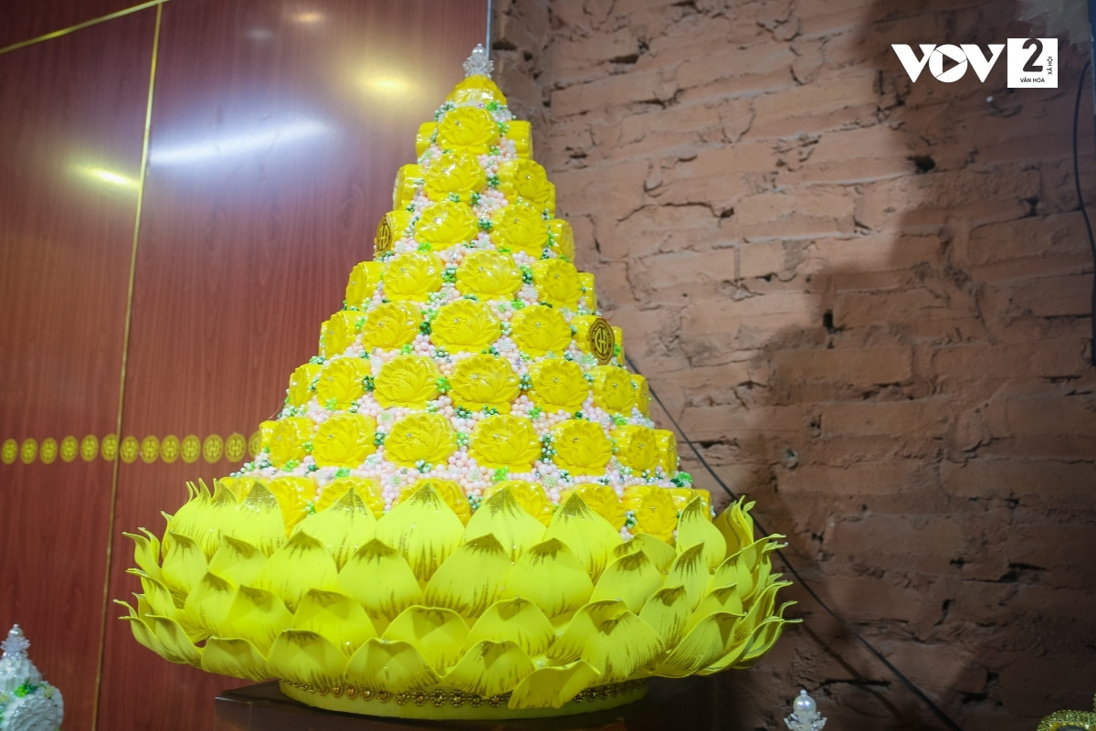 Với những hình hoa sen, trái đào, thỏi vàng… , các thợ thủ công xếp thành từng tháp oản “khổng lồ” thu hút người mua.
