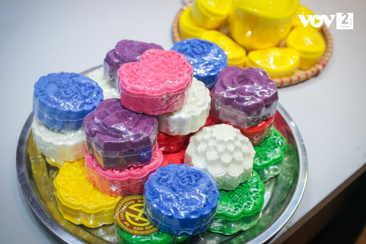 Oản được làm từ đường, nếp cái hoa vàng và nước hoa bưởi. Gạo nếp rang lên, xay mịn, trộn với đường kính tinh luyện. Sau đó đóng thành khuôn tùy theo yêu cầu của khách đặt.