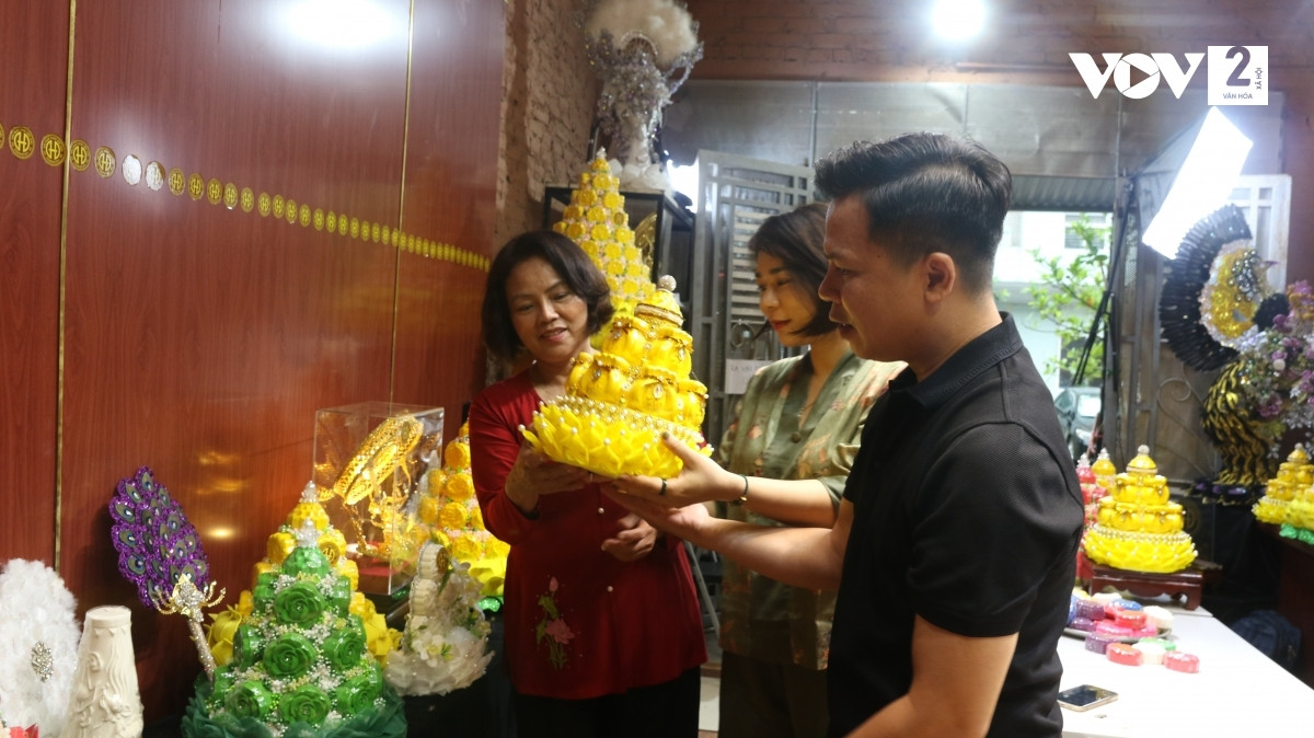 Dù mưa to, nhưng nhiều khách hàng vẫn ghé tận nơi để chọn được mẫu mã ưng mắt nhất.